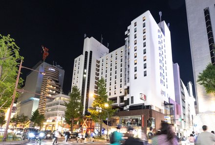 Japan for family individuell - Cross Hotel - Außenansicht am Abend