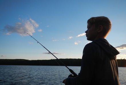 Familienreise Schweden - Schweden for family - kleiner Junge beim Angeln