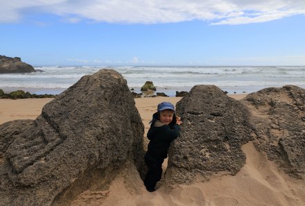 Garden Route mit Kindern individuell - Kind bei Felsen am Strand von Knysna