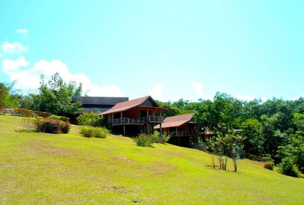 Thailand Familienreise mit Kindern - Thailand for family individuell - The Cliff & River Jungle Resort - Hütten Berghang