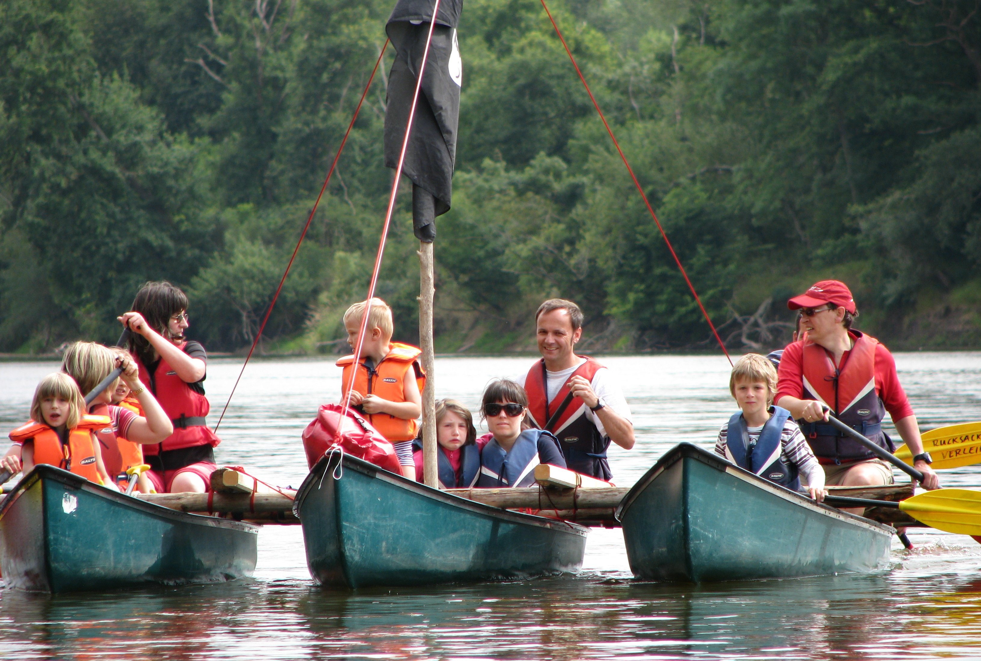 Kanu Urlaub mit Kindern - Familienurlaub im Kanu - Familien in Kanus