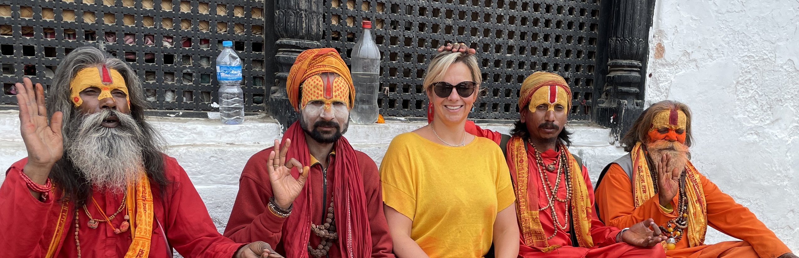 Erfahrungen, Tipps & Beratung zu Fernreisen mit Kindern - Nadja Albrecht im Interview - Nadja Albrecht und Kinder in Nepal - Sadhus