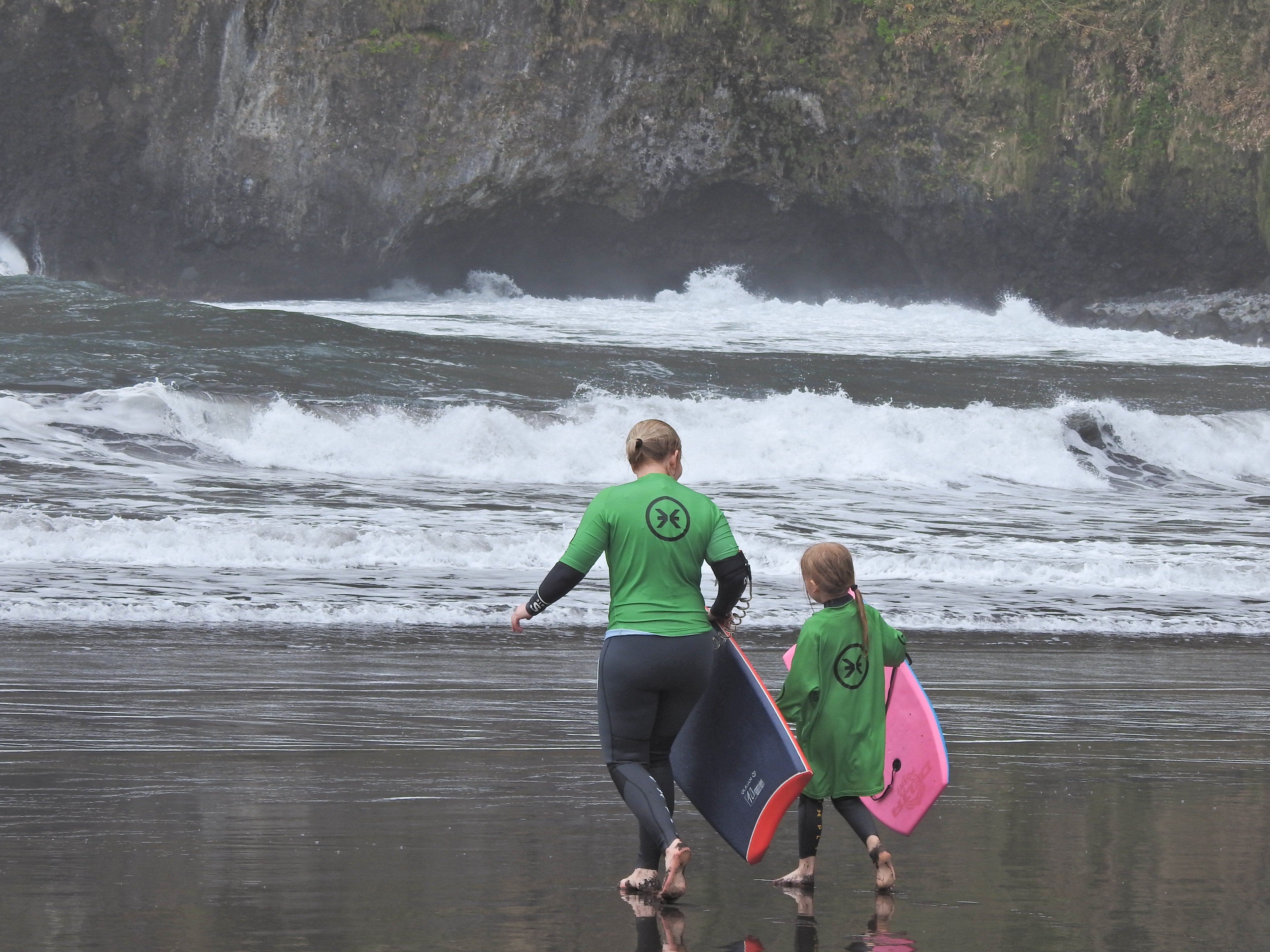 Madeira mit Kindern - Ausflüge & Reisetipps Madeira mit Kindern - Mutter und Kind mit Surfbrett