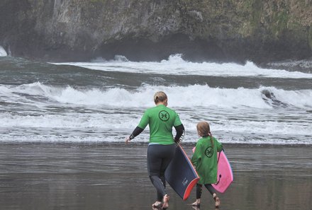 Madeira mit Kindern - Madeira for family - Familie mit Surfbrett geht ins Wasser