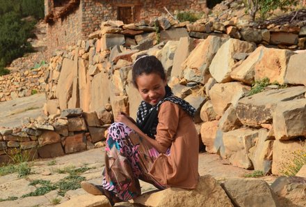 Familienurlaub Marokko - Marokko for family Summer - Mädchen auf Steinen
