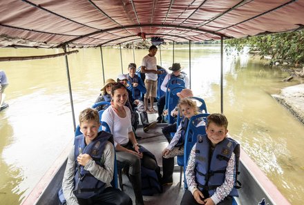 Familienreise Galapagos und Ecuador - Galapagos Family & Teens - Hakuna Matata Lodge Kinder bei Bootsausflug
