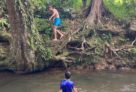 Malaysia Familienreise - Malaysia & Borneo Family & Teens - Kinder spielen an einem Wasserfall mit Einheimischen - Mongkos Village