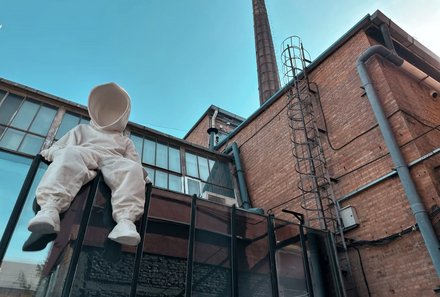 China Familienreise - China mit Kindern - Künstlerviertel Figur mit Anzug