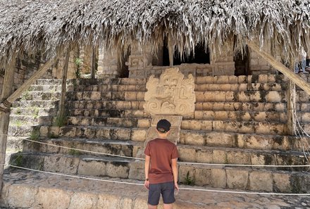 Mexiko Familienreise - Mexiko young family individuell - Junge bei Ausgrabungsstätte