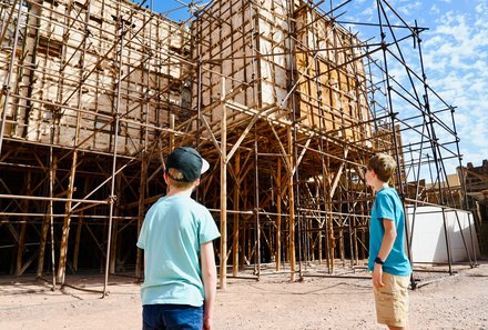 Marokko Family & Teens - Familienreise Marokko mit Kindern - Jugendliche stehen vor Konstruktion