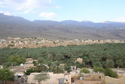 Oman mit Kindern individuell - Oman for family individuell Familienabenteuer Wüste & Berge - Ausblick auf Dorf und Palmenhain
