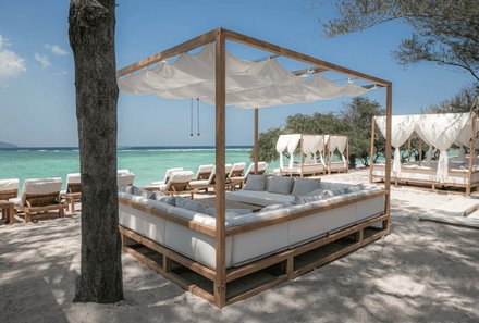 Bali for family deluxe - Familienreise Bali mit Kindern - Pondok Santi Gili Trawangan - Himmelbett am Strand