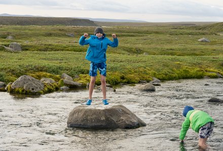 Island mit Kindern - Island for family - Kinder spielen am Fluss