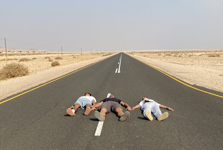 Namibia Familienreise - Namibia for family individuell - Mietwagen Reise mit dem Dachzelt - Familie auf der Straße