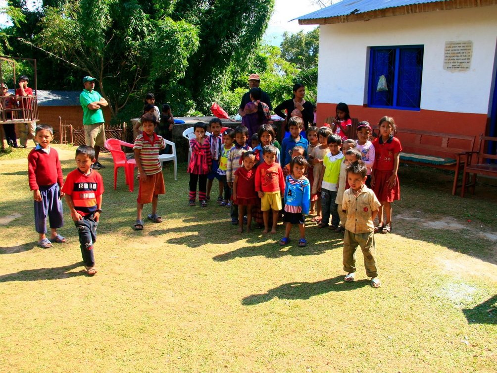 Nepal mit Kindern - Bester Reiseschutz mit Kindern für Familienreisen - Kinder im Projektdorf