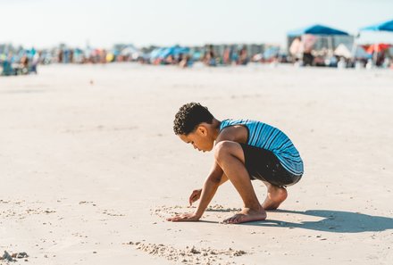 Fernreisen mit Kindern ab wann und wohin - Florida Urlaub mit Kindern - Kind am Strand