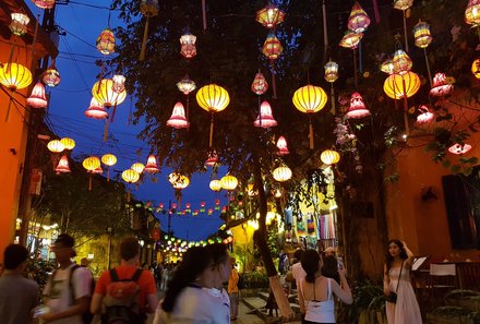 Vietnam mit Baby - Vietnam mit Baby und Kind -  Erlebnisbericht - Bunte Lichter in der Straße