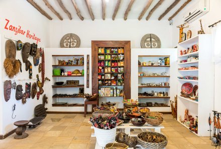 Serengeti mit Kindern individuell - Familienabenteuer Tansania - Sansibar Strandverlängerung - Karafuu Beach Resort - Souvenirs