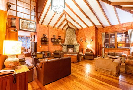 Peru Family & Teens - Familienreise Peru mit Teens - Hotel Pakaritampu Ollantaytambo - Lounge mit Kamin