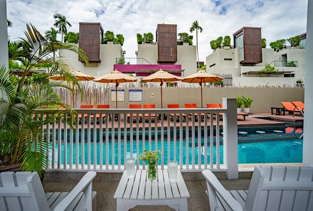 Thailand Familienreise mit Kindern - Thailand for family individuell - Loligo Resort Hua Hin - Liegen mit Poolblick