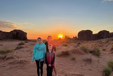USA Südwesten mit Kindern - USA Westküste for family individuell - Abenteuer im Wilden Westen - Familie beim Sonnenuntergang im Monument Valley