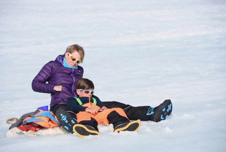 Schweden for family Winter - Eisangeln - Familie auf dem Eis