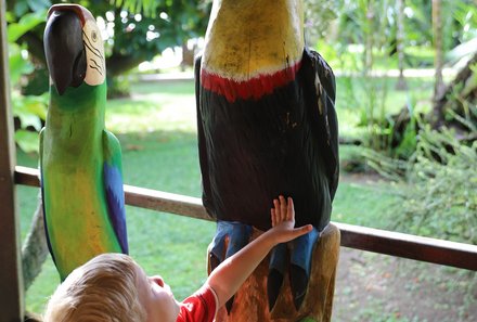 Costa Rica mit Kindern - Costa Rica Urlaub mit Kindern - Kleinkind bei Tucan aus Holz