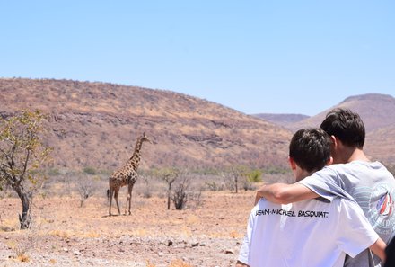 Namibia Familienreise - Namibia for family individuell - 4x4 Mietwagen mit Dachzelt - Teens sehen Giraffe