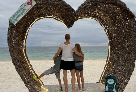 Mexiko Familienreise - Mexiko for family - Puerto Morelos - Hotel & Beach Club Ojo de Agua - Familie am Strand