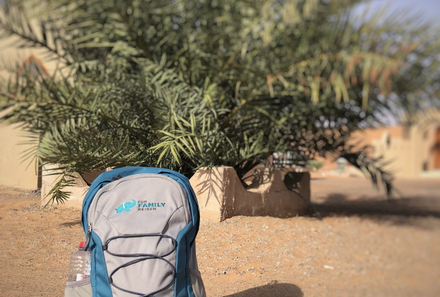 Oman mit Kindern - Oman Urlaub mit Kindern - For Family Reisen Rucksack bei Palme