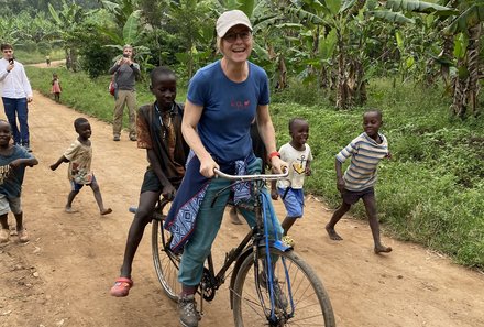 Uganda Familienreise - Uganda Family & Teens - Fahrrad fahren mit Einheimischen 
