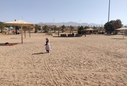 Reisebericht Jordanien Rundreise mit Kindern - Kind spielt am Strand vom Roten Meer