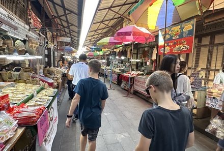 Thailand Familienreisen - Thailand Family & Teens - Sam Chuk Markt mit Kindern