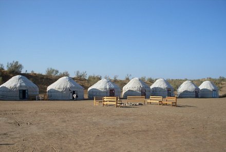 Usbekistan Reise - Kyzylkum Safari Yurt Camp - Jurten nebeneinander