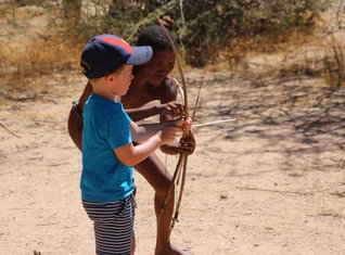 Namibia Familienreise - Junge bei San