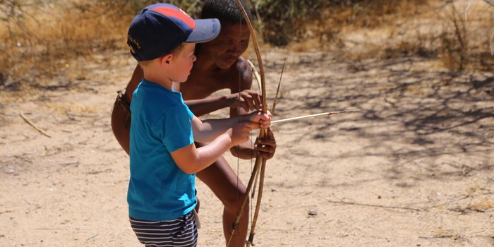 Namibia Familienreise - Namibia for family - Kind bei San Buschmann 