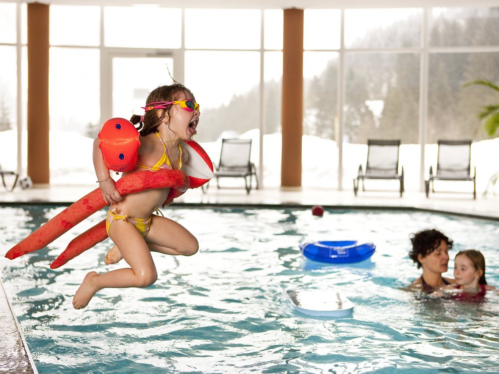 Familiengerechte Hotels - Fernreisen mit Kindern - Schwimmspaß im Familienhotel Feuerstein