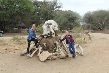Tansania mit Kindern - Tansania Urlaub mit Kindern - Tierknochen