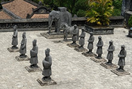 Vietnam mit Kindern - Vietnam for family - Hue Statuen