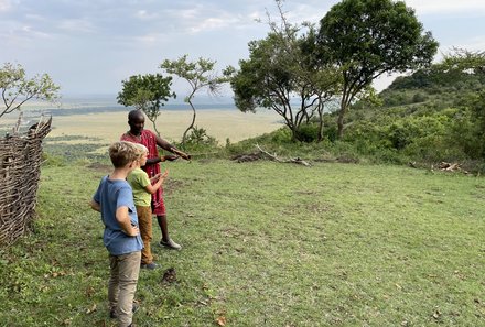 Kenia Familienreise - Kenia for family individuell - Masai Mara & Strand - Kids mit Massai beim Bogenschießen