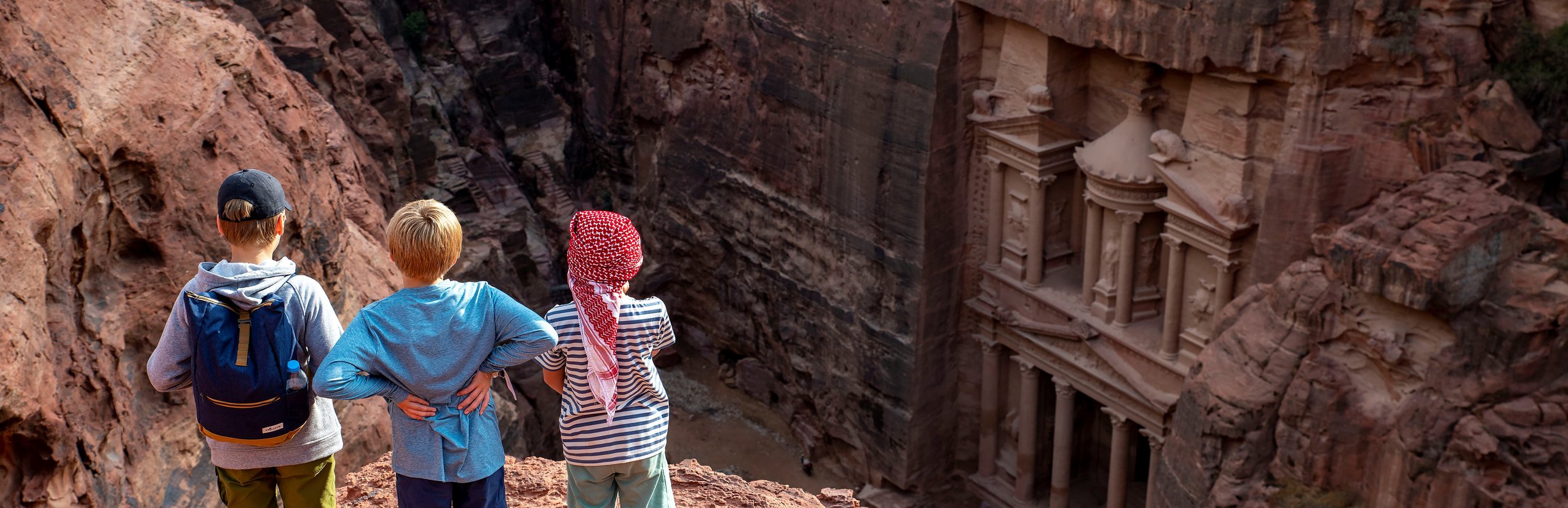Jordanien mit Kindern - Jordanien Urlaub mit Kindern - Kinder blicken auf Petra