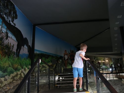 Georgien Familienurlaub - Kind erforscht die Geschichte der Dinos