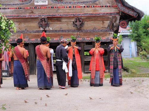 Bali Familienurlaub - Verlängerungen für Familienreisen auf Bali & Java - Menschen mit traditionellen Gewändern