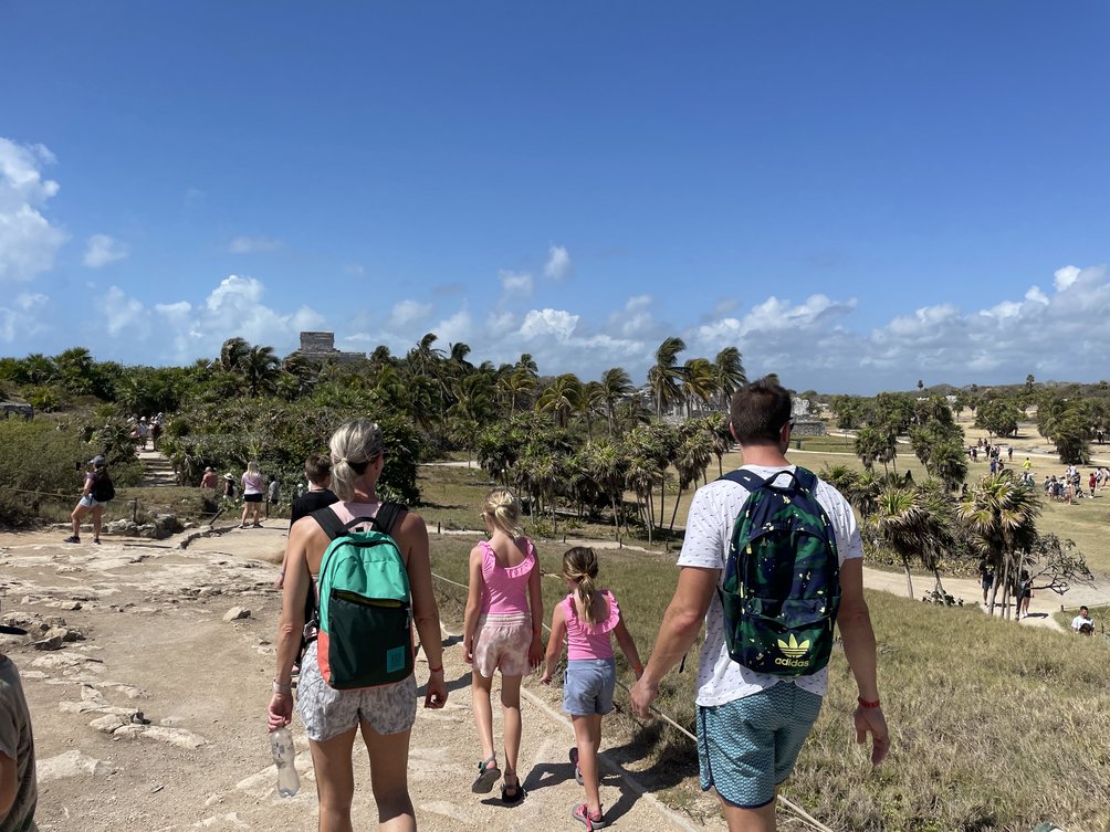 Familienurlaub Mexiko Yucatán - Erfahrungen Mexiko mit Kindern - Familie besichtigt die Maya-Stätte von Tulum