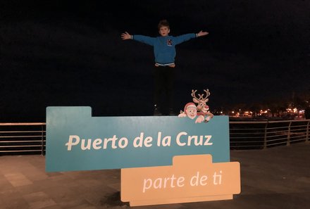 Teneriffa Familienurlaub - Teneriffa for family - Puerto de la Cruz - Kind auf Schild - Weihnachten