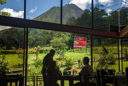 Familienreise Costa Rica - Costa Rica zum Bestpreis - La Fortuna Arenal Volcano Inn - Restaurant mit Ausblick auf den Vulkan Arenal