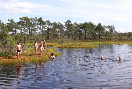 Baltikum for family individuell - Baltikum Familienreise mit Kindern - Estland - Kids baden im See