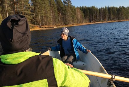 Finnland Familienreise - Finnland individuell - Kind im Kanu