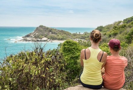 Kolumbien Familienreise - Kolumbien Family & Teens individuell - Santa Marta - Nationalpark Tayrona - Junge und Mädchen blicken sitzend auf das Meer