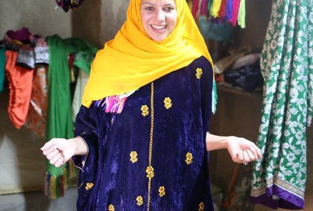 Reisebericht über den Urlaub mit Kindern im Oman - Oman mit Kindern - Nadja in traditioneller Kleidung
